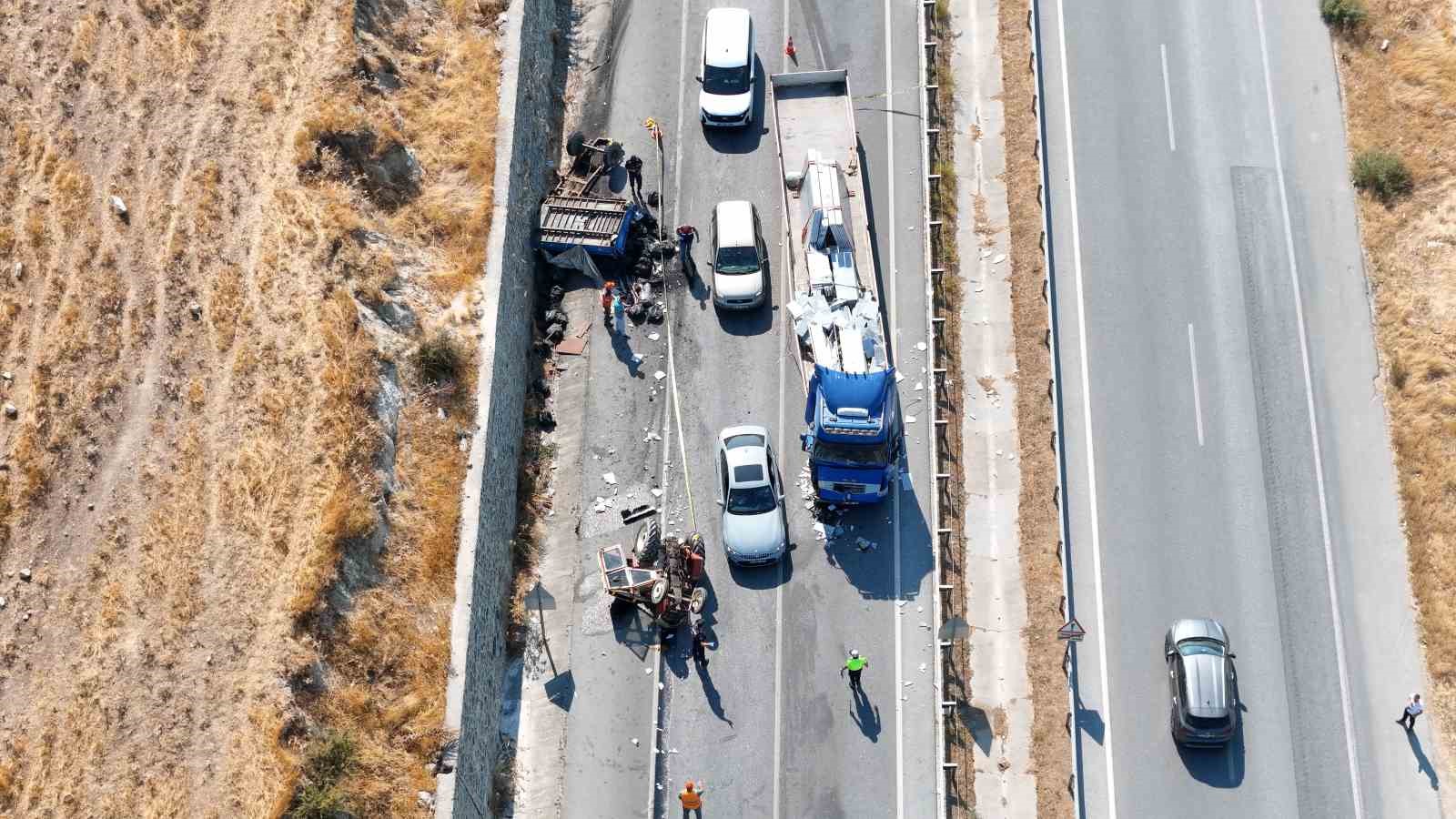 AYDIN’DA TRAKTÖR TIRLA ÇARPIŞTI: 1 ÖLÜ, 2 YARALI