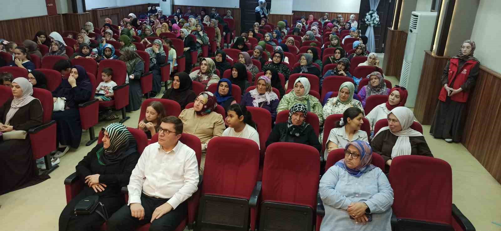 DEVREK’TE YAZ KUR’AN KURSU ÖĞRENCİLERİNDEN MEZUNİYET SEVİNCİ