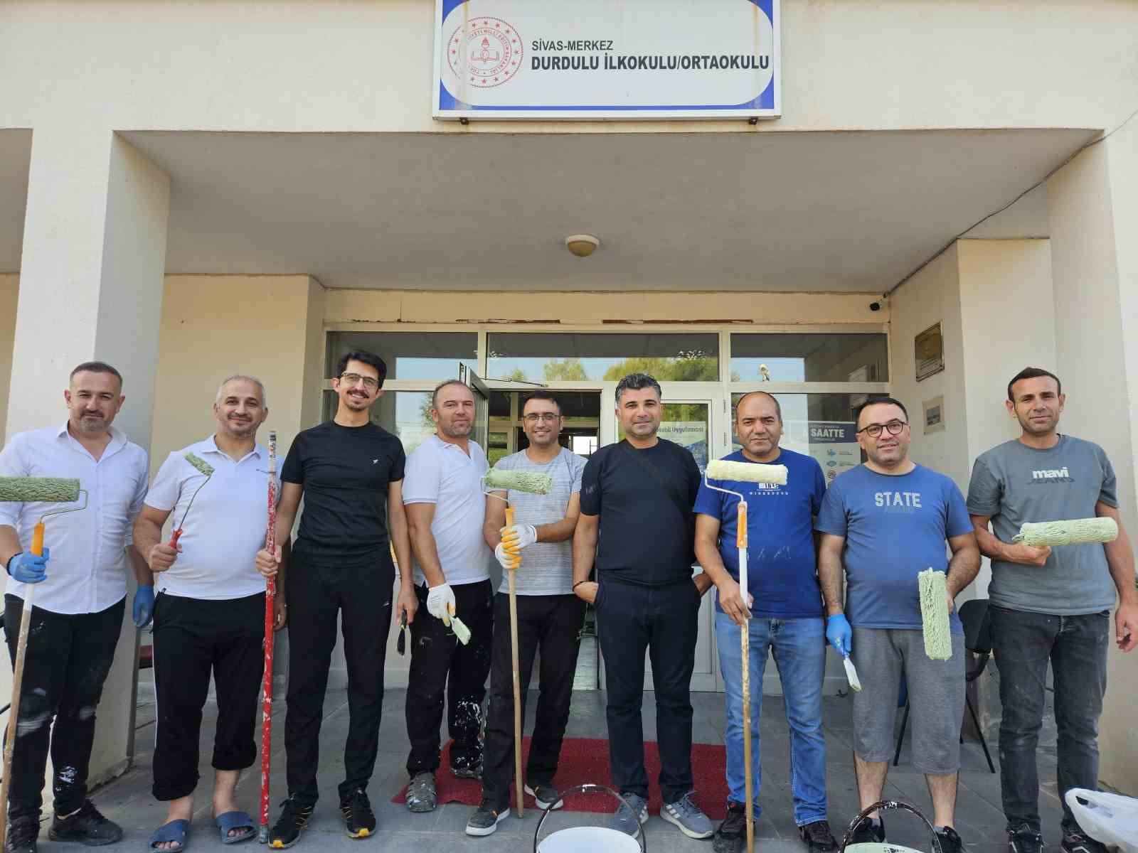 EĞİTİMCİLER FIRÇALARI ELİNE ALDI, KÖY OKULUNU YENİ DÖNEME HAZIRLADI