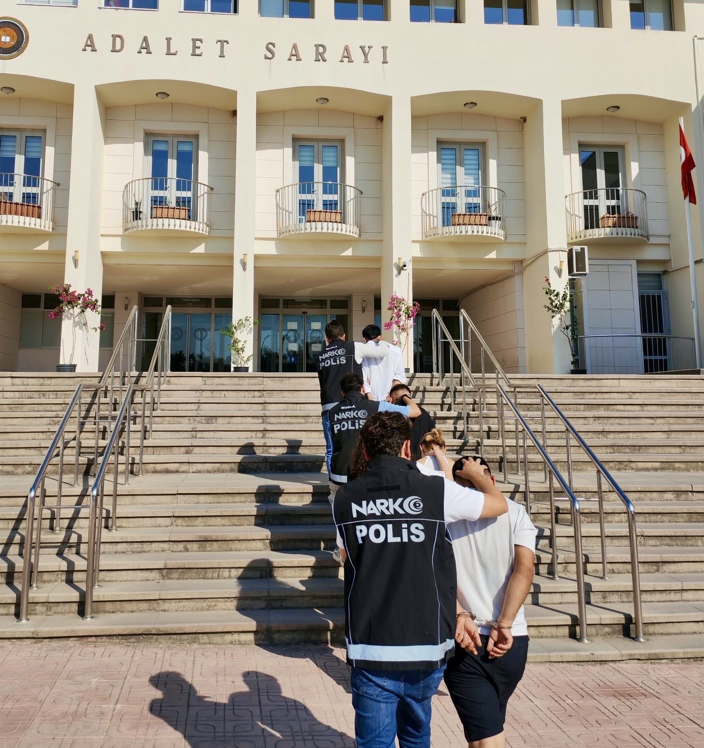 BODRUM’DAKİ UYUŞTURUCU OPERASYONUNDA 3 ŞÜPHELİ TUTUKLANDI