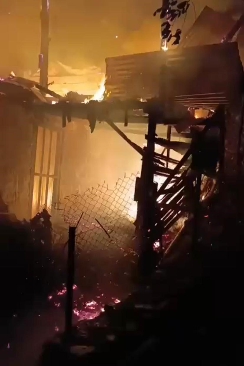 HATAY’DA 2 KATLI AHŞAP EV ALEVLERE TESLİM OLDU