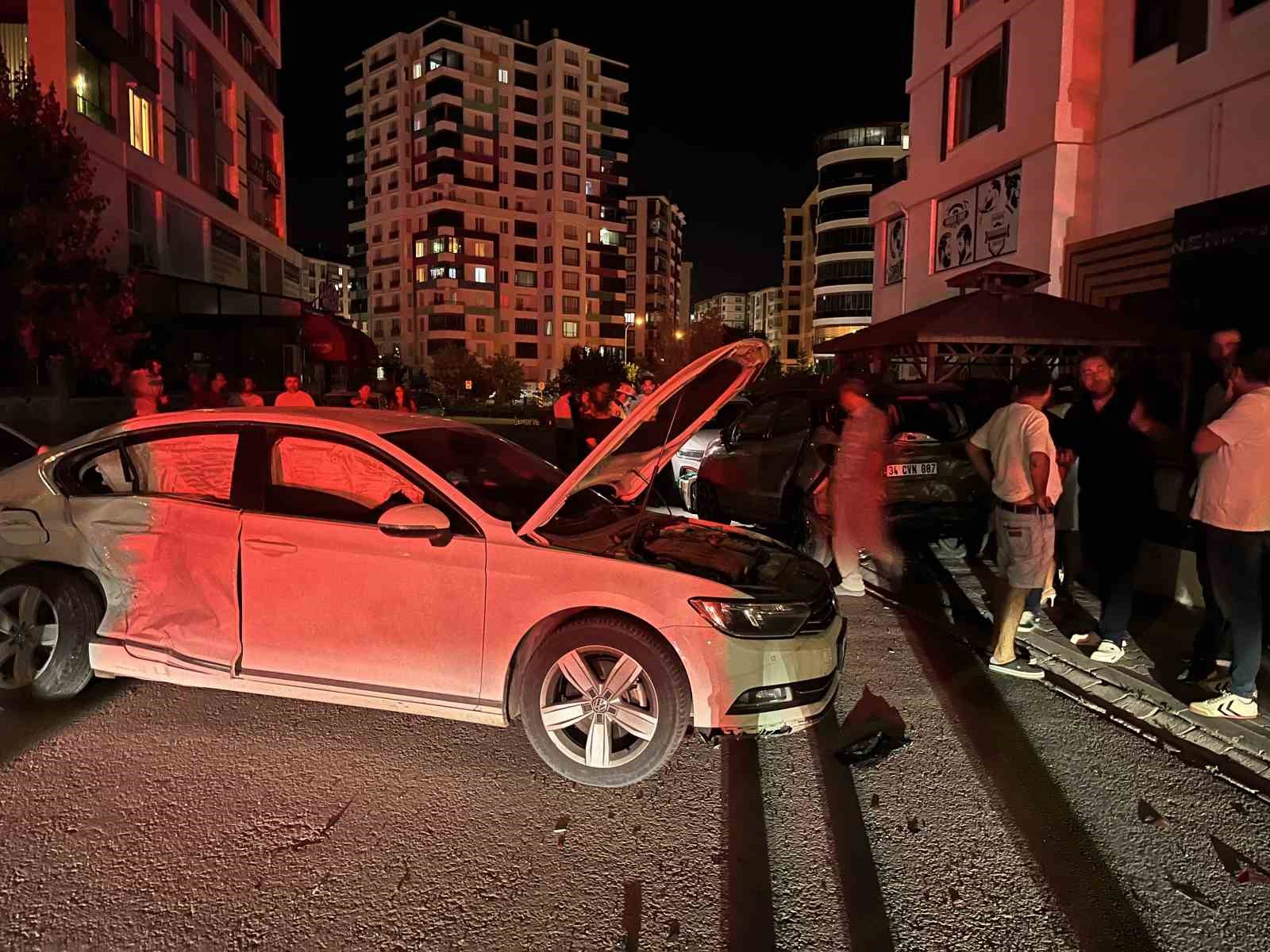 NİĞDE’DE ZİNCİRLEME KAZA: 5 ARACA HASAR VEREN SÜRÜCÜ OLAY YERİNDEN KAÇTI