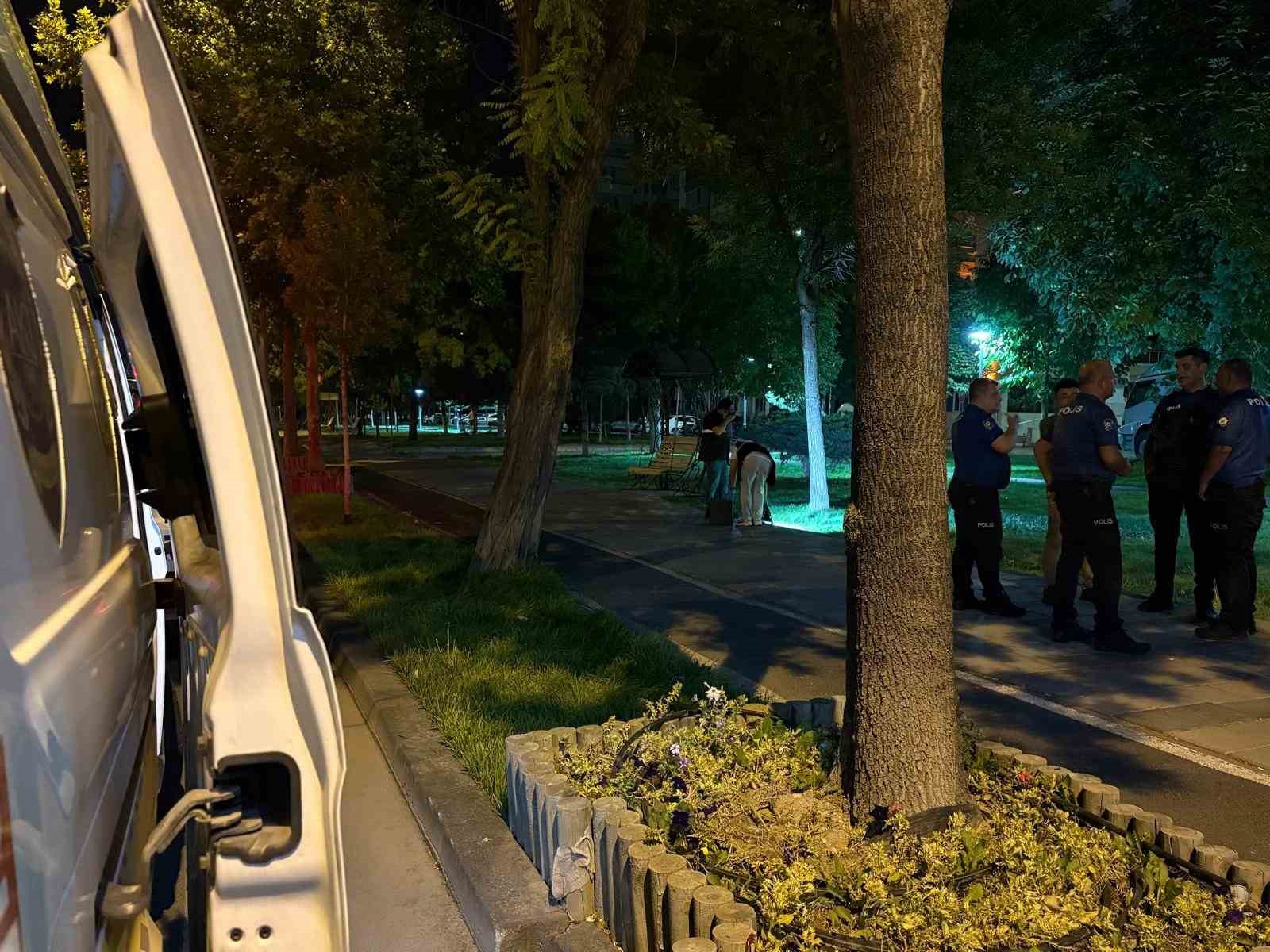 OTOSTOPLA ARACINA ALDIĞI ŞAHISLAR TARAFINDAN BIÇAKLANDI: 1 AĞIR YARALI