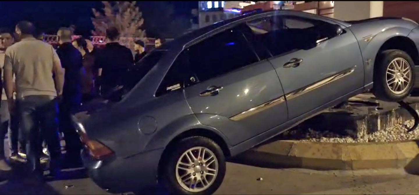 HİSARCIK’TA OTOMOBİL ORTA REFÜJE ÇIKTI: SÜRÜCÜ YARALANDI