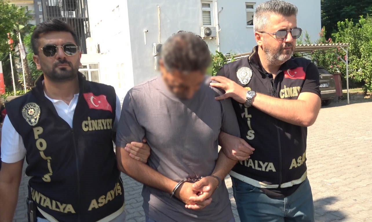 HAVALİMANI OTOPARKINDA KADINI ÖLDÜREN EMEKLİ POLİS ADLİYEDE