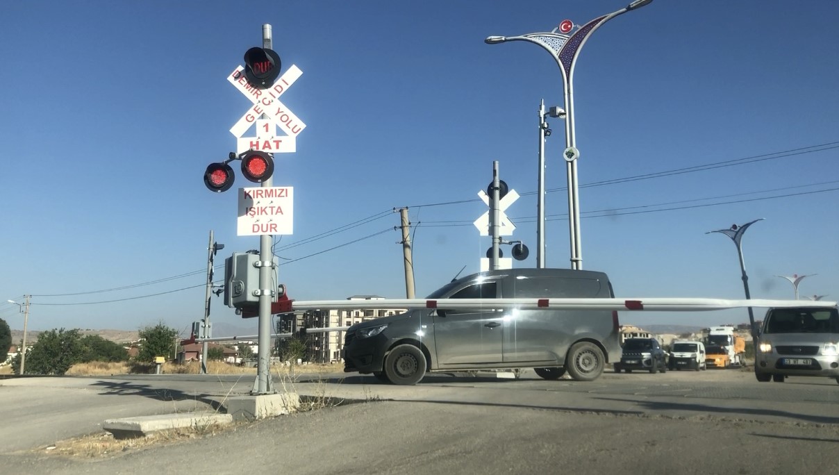 ELAZIĞ’DA TREN YOLUNDA KAZAYA DAVETİYE ÇIKARAN ANLAR