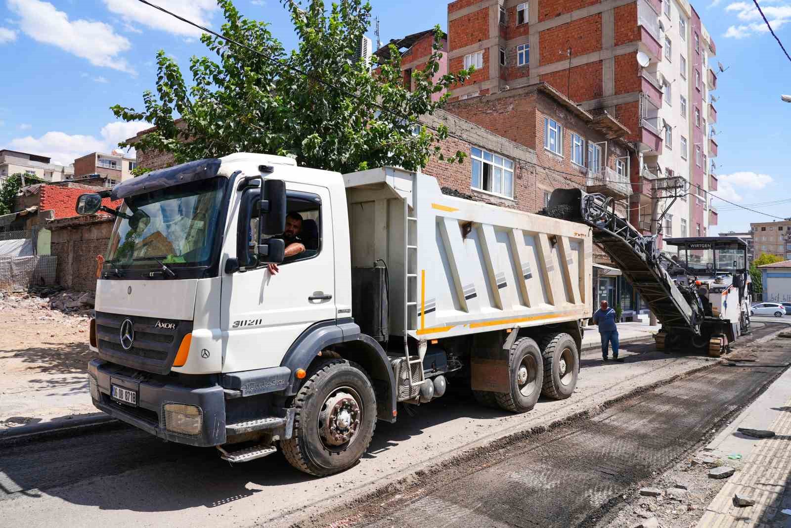 BAĞLAR’DA 5 CADDE SICAK ASFALTLA YENİLENİYOR