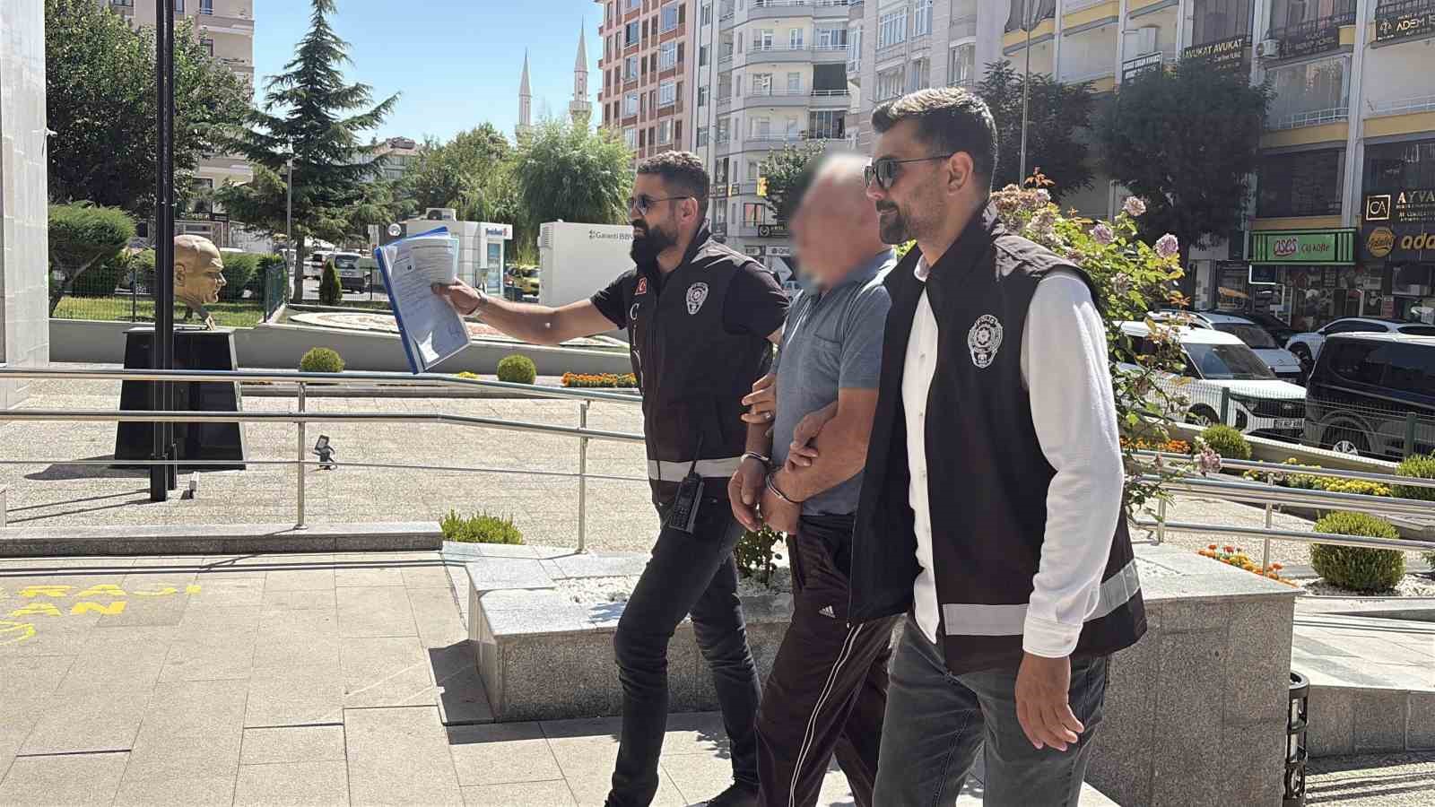 TARTIŞTIĞI KİŞİYİ BIÇAKLAYARAK ÖLDÜREN ZANLI ADLİYEYE SEVK EDİLDİ