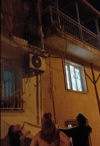KAVGA EDERKEN ELEKTRİK TELLERİNE DÜŞTÜ, KEDİNİN İMDADINA MAHALLELİ YETİŞTİ