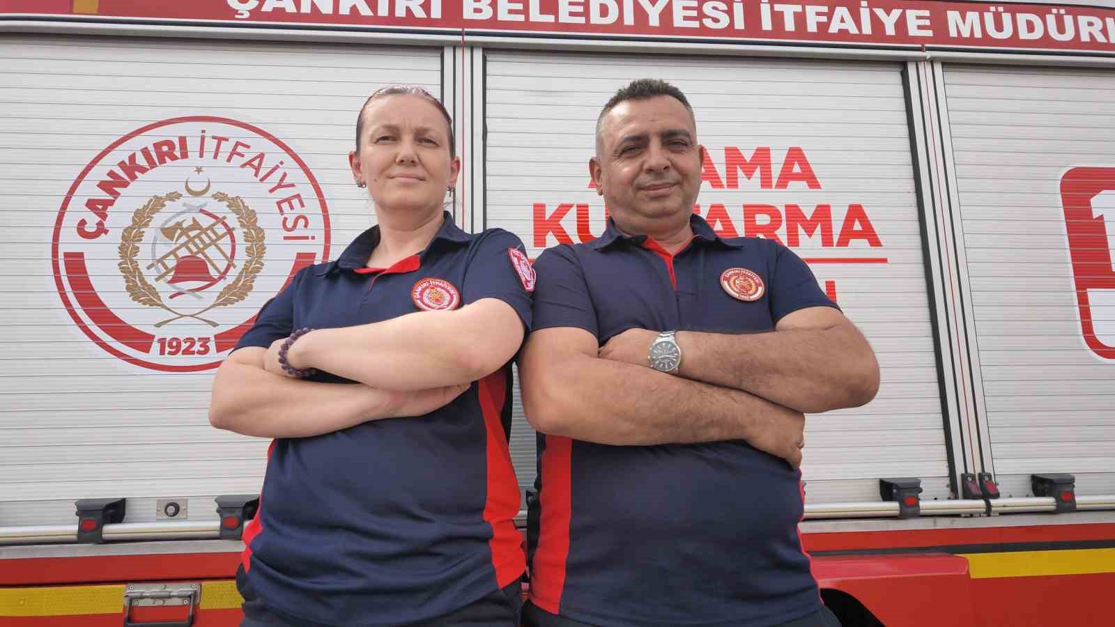 İTFAİYECİ ÇİFT BİRLİKTE CAN KURTARIYOR: BİRİ TELSİZ BAŞINDA, DİĞERİ OLAY YERİNDE GÖREVİNİ AŞKLA YAPIYOR