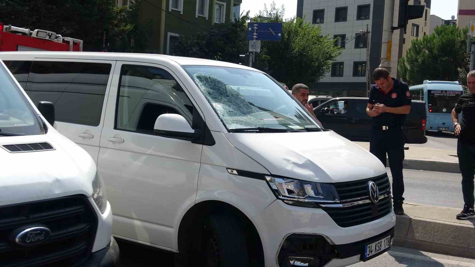 KARTAL’DA MİNİBÜSÜN ÇARPTIĞI SCOOTER SÜRÜCÜSÜ AĞIR YARALANDI