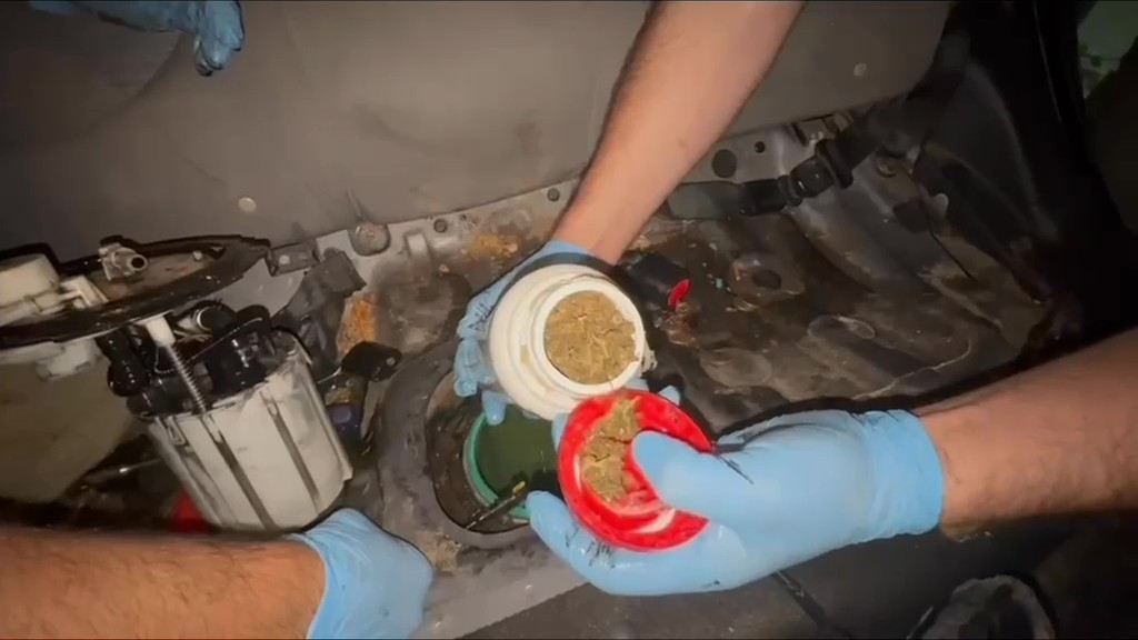 OTOMOBİLE ZULALANAN 6,5 KİLO ESRAR NARKOTİK KÖPEĞİYLE BULUNDU