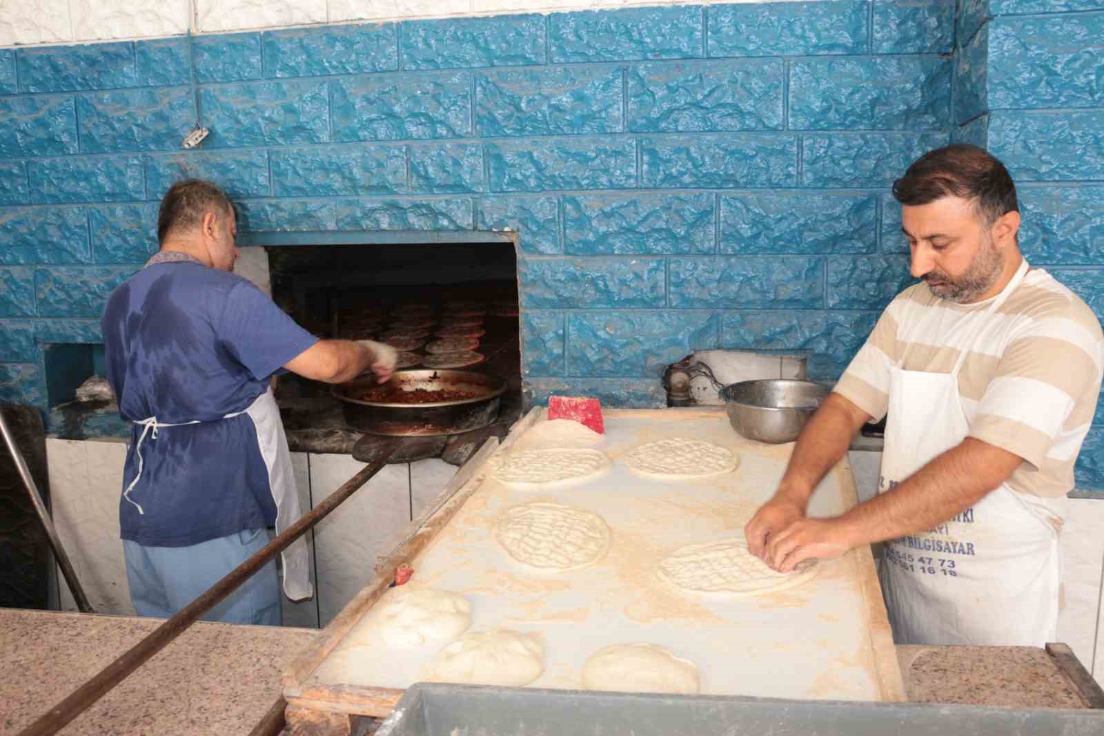 TERMOMETRELERİN 55 DERECEYİ BULDUĞU CİZRE’DE, FIRIN USTALARI 80 DERECEDE EKMEK ÜRETİYOR
