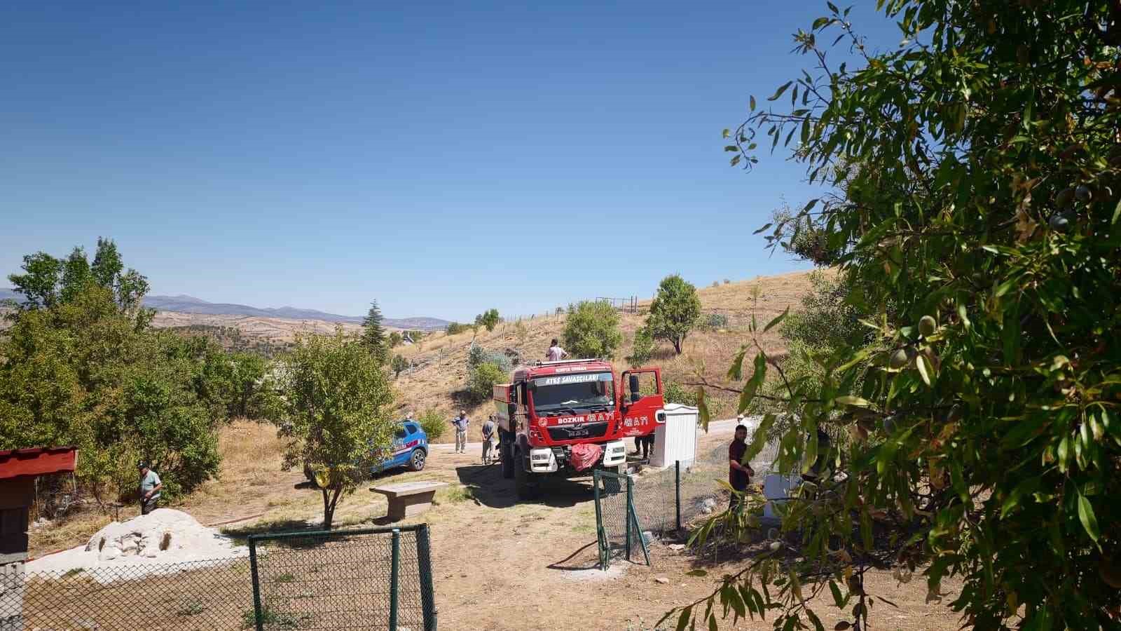 ANIZ YANGINI EVLERİN SINIRINA ULAŞMADAN SÖNDÜRÜLDÜ