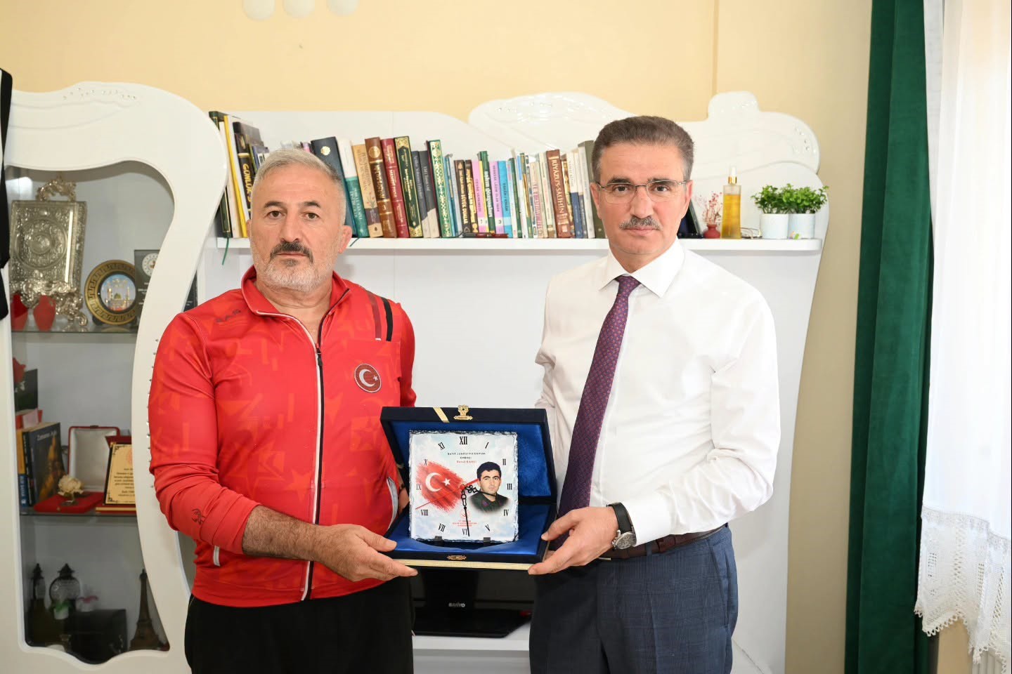 ERZURUM VALİSİ AYDIN BARUŞ’TAN İSPİR’DE ANLAMLI ZİYARET: ŞEHİT AİLESİ VE GAZİYE VEFA