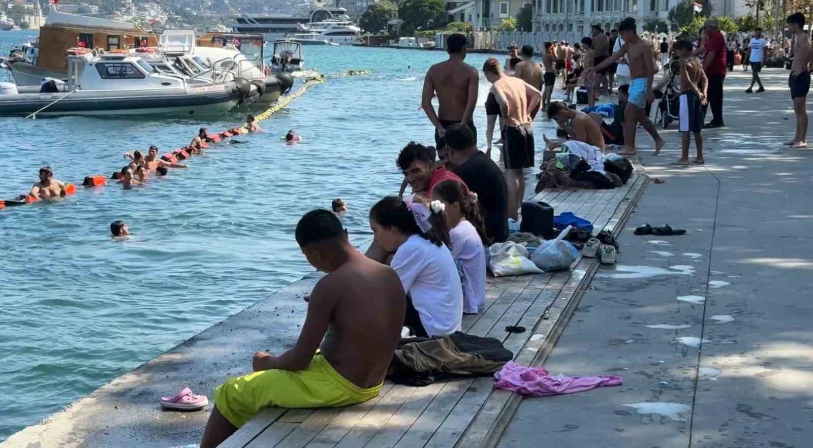İSTANBUL’DA SICAK HAVA ETKİLİ OLDU: PARK VE SAHİLLER DOLDU TAŞTI