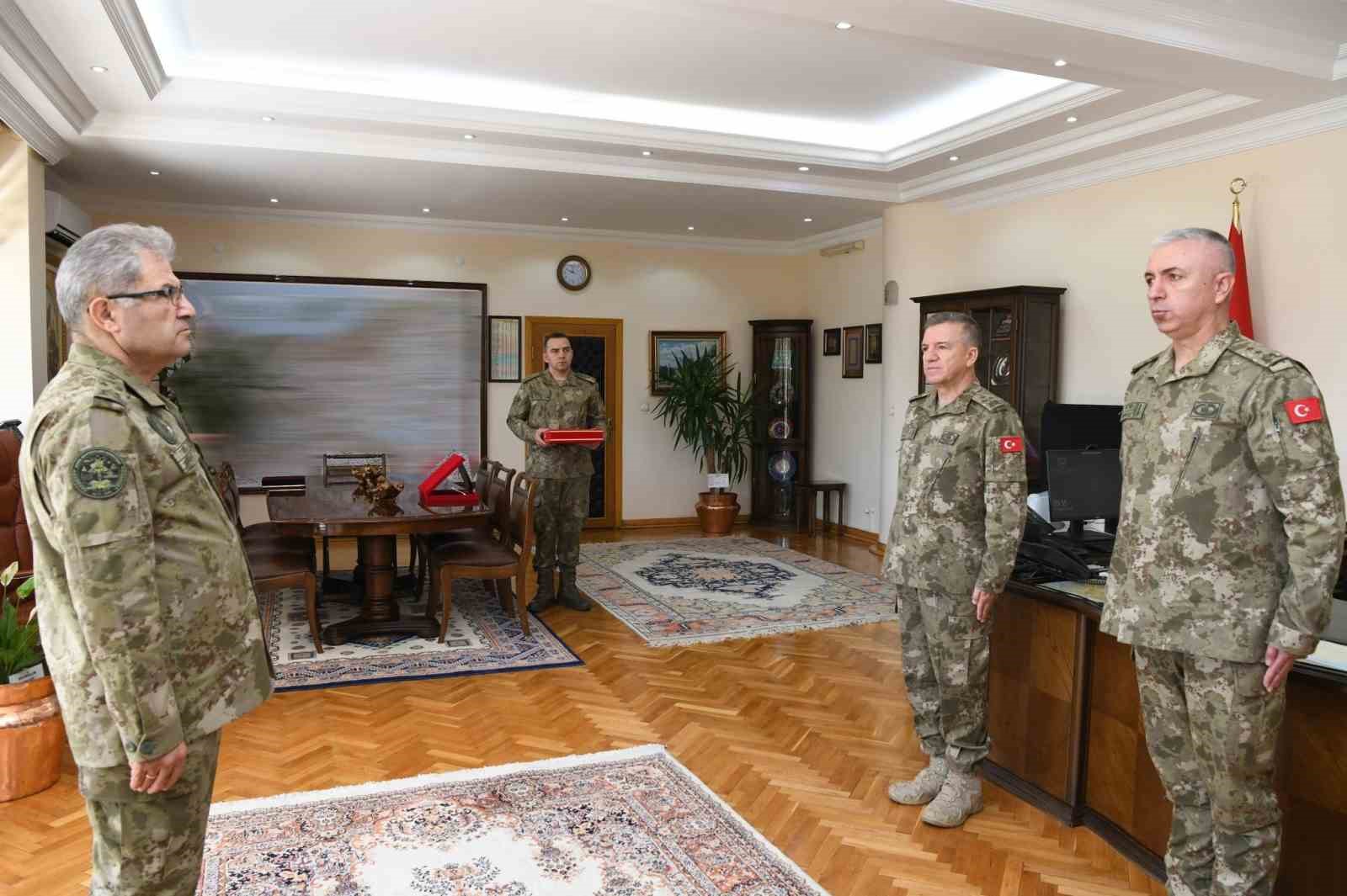 ERZİNCAN 3’ÜNCÜ ORDU KOMUTANLIĞINDA DEVİR TESLİM TÖRENİ GERÇEKLEŞTİRİLDİ