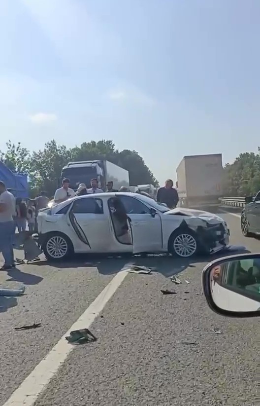 KOCAELİ’DE İKİ AYRI NOKTADA 8 ARAÇ ZİNCİRLEME KAZAYA KARIŞTI