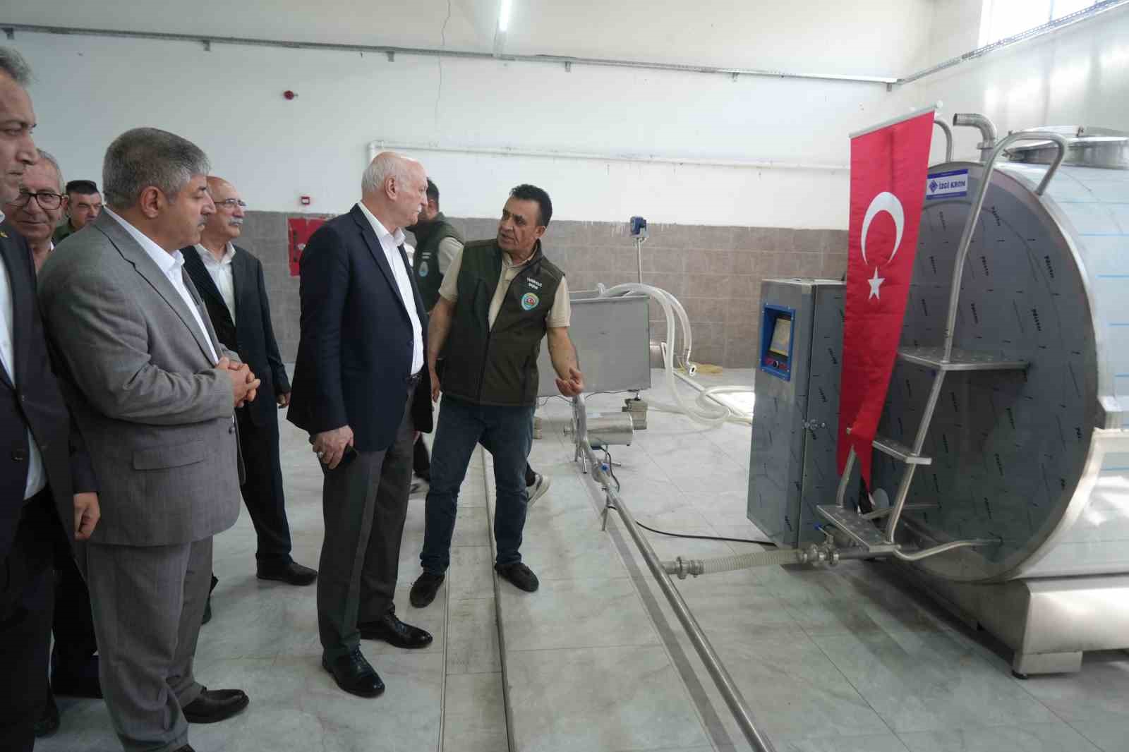 TZOB GENEL BAŞKANI BAYRAKTAR, MALAZGİRT’TE SÜT TOPLAMA MERKEZİNİ İNCELEDİ