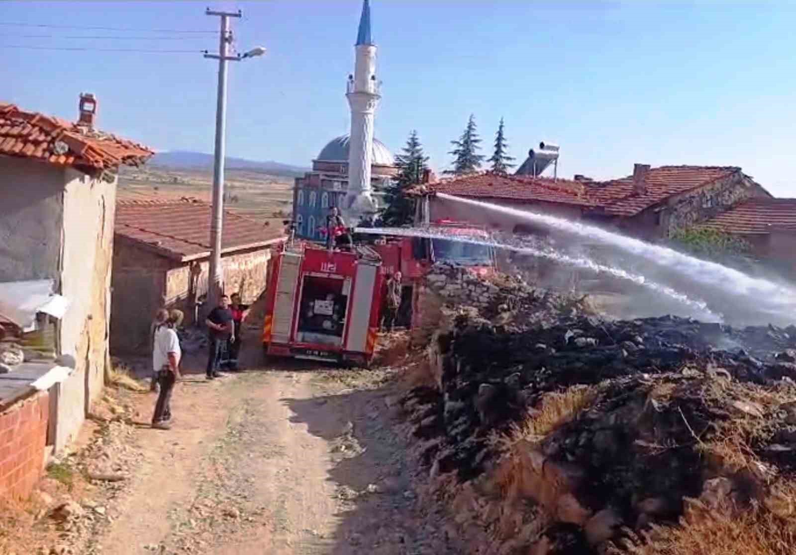 TAVŞANLI’DA YANGIN PANİĞİ: ALEVLER EVLERE ULAŞMADAN SÖNDÜRÜLDÜ
