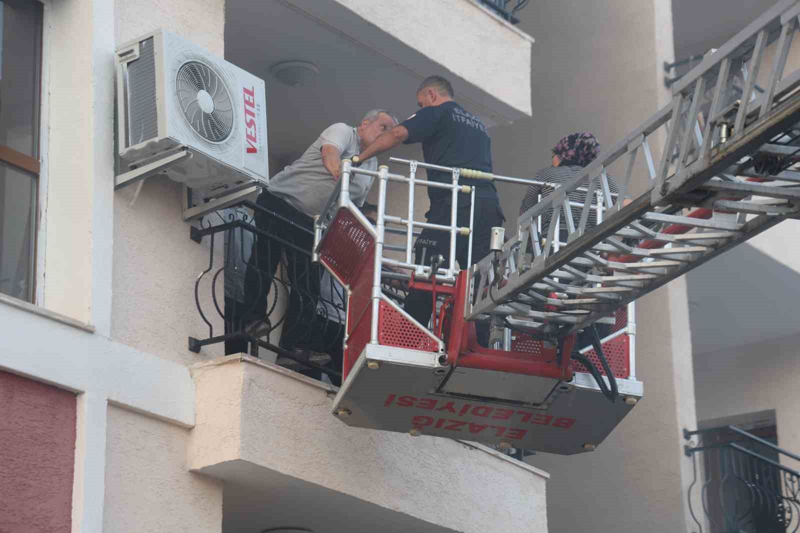 ELAZIĞ’DA BİNANIN BODRUM KATINDA YANGIN: 12 KİŞİ DUMANDAN ETKİLENDİ, 16 KİŞİ KURTARILDI