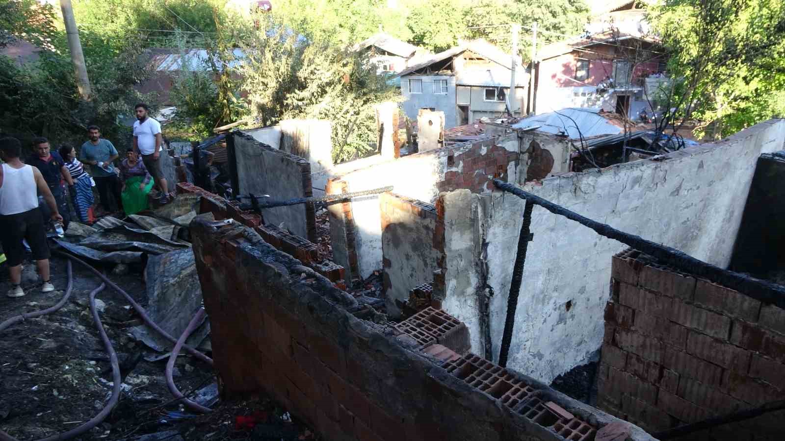 PİKNİK TÜPLERİ BOMBA GİBİ PATLADI, İKİ GECEKONDU KÜLE DÖNDÜ