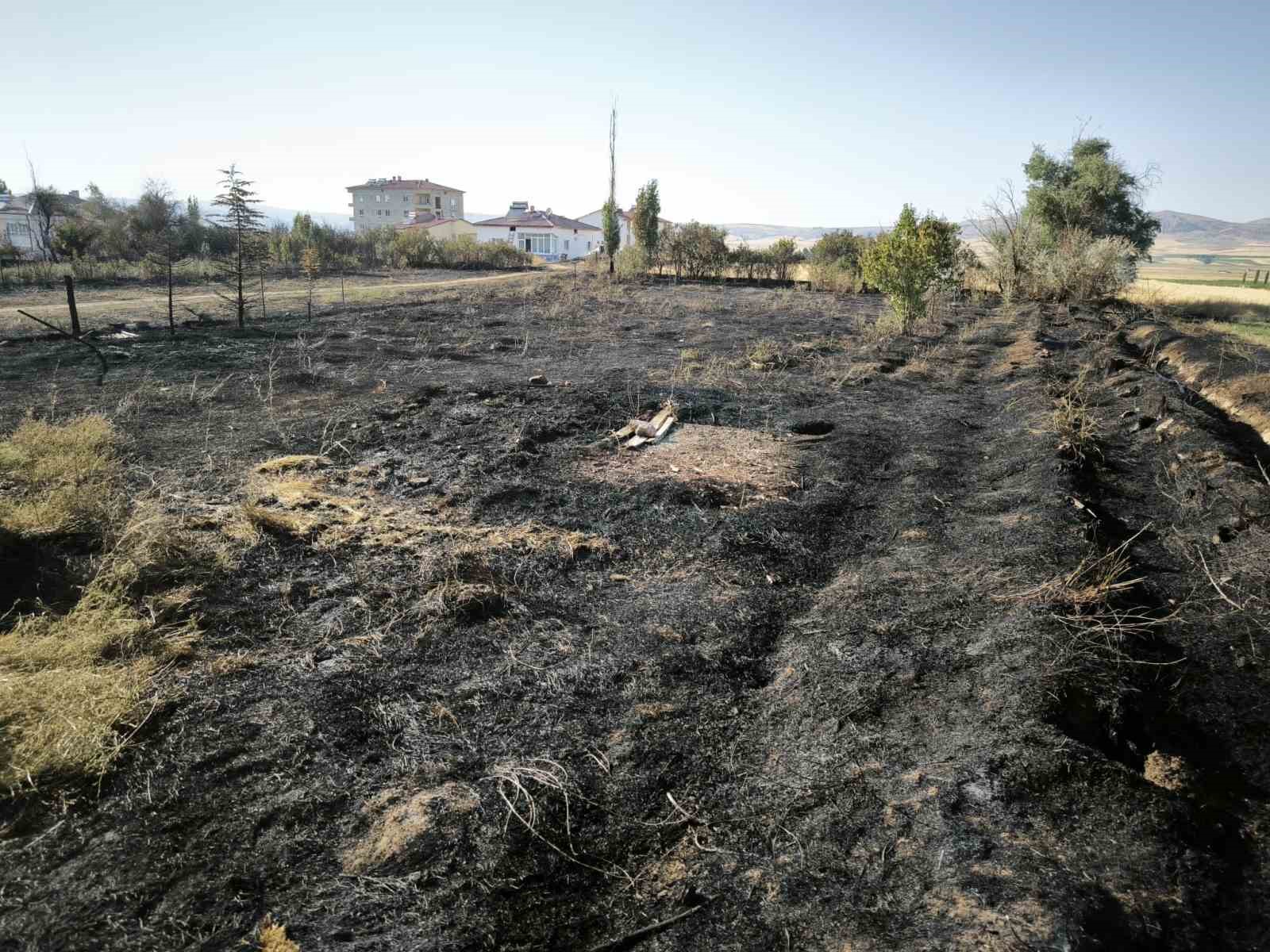 ALTINYAYLA’DA YANGIN PANİĞİ: ALEVLER EVLERE SIÇRAMADAN SÖNDÜRÜLDÜ