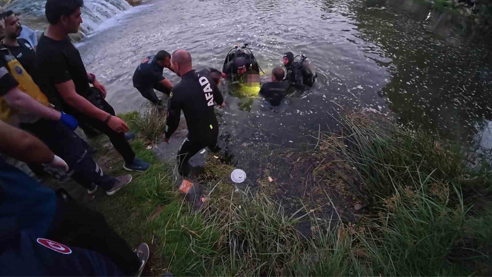 VAN’DA AKARSUYA KAPILAN AİLESİNİ KURTARMAYA ÇALIŞAN BABA HAYATINI KAYBETTİ