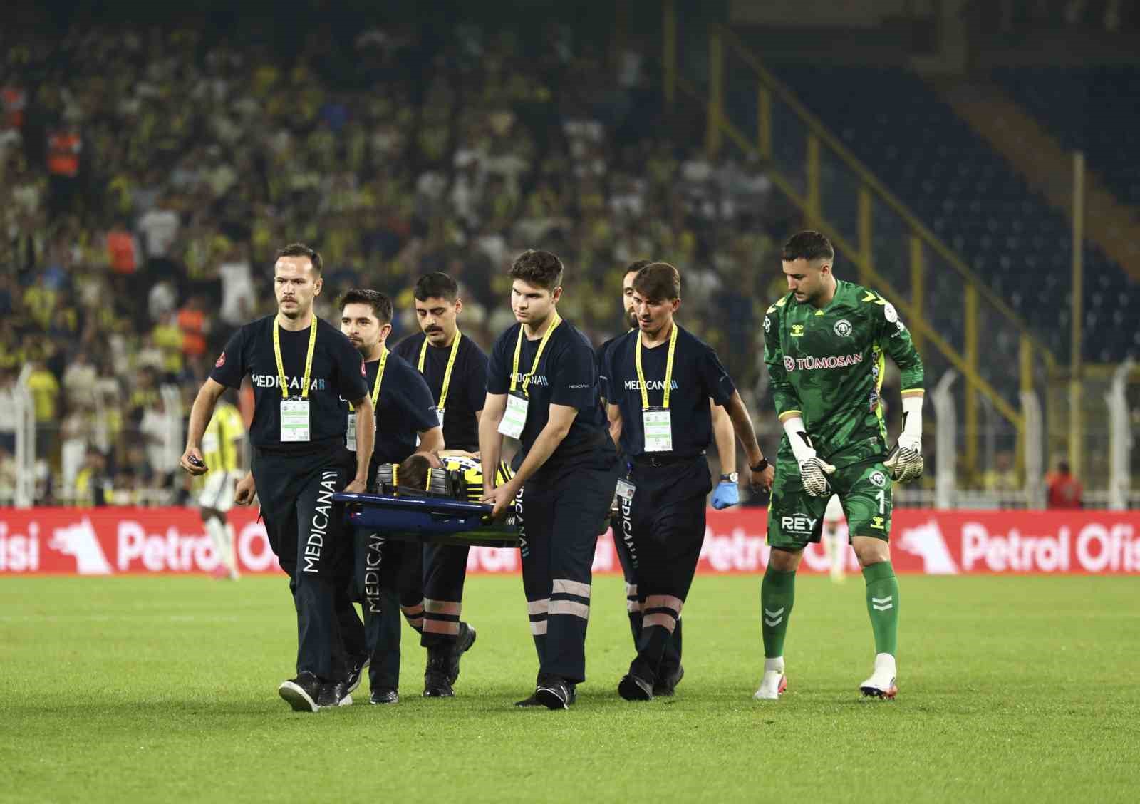 KEREM AKTÜRKOĞLU, SAHAYI SEDYEYLE TERK ETTİ