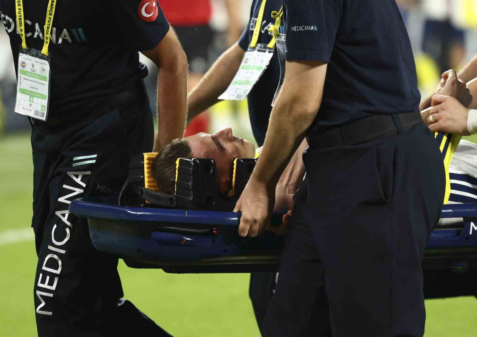 FENERBAHÇELİ OYUNCU KEREM AKTÜRKOĞLU, KONYASPOR MAÇINDA KAFASINA ALDIĞI DARBE SONUCU KAFA TRAVMASI GEÇİRİRKEN, KONTROL AMACIYLA HASTANEYE GÖTÜRÜLDÜ.