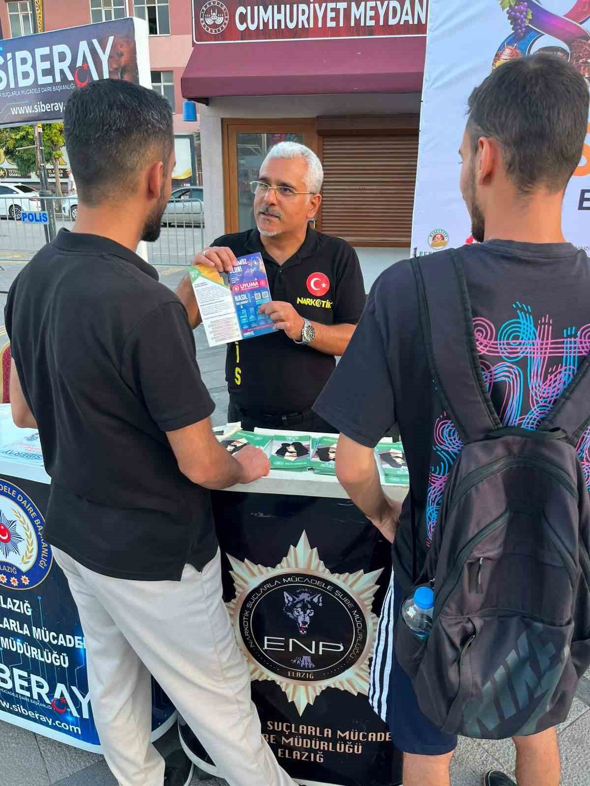 ELAZIĞ’DA VATANDAŞLAR, POLİS EKİPLERİ TARAFINDAN BİLGİLENDİRİLDİ