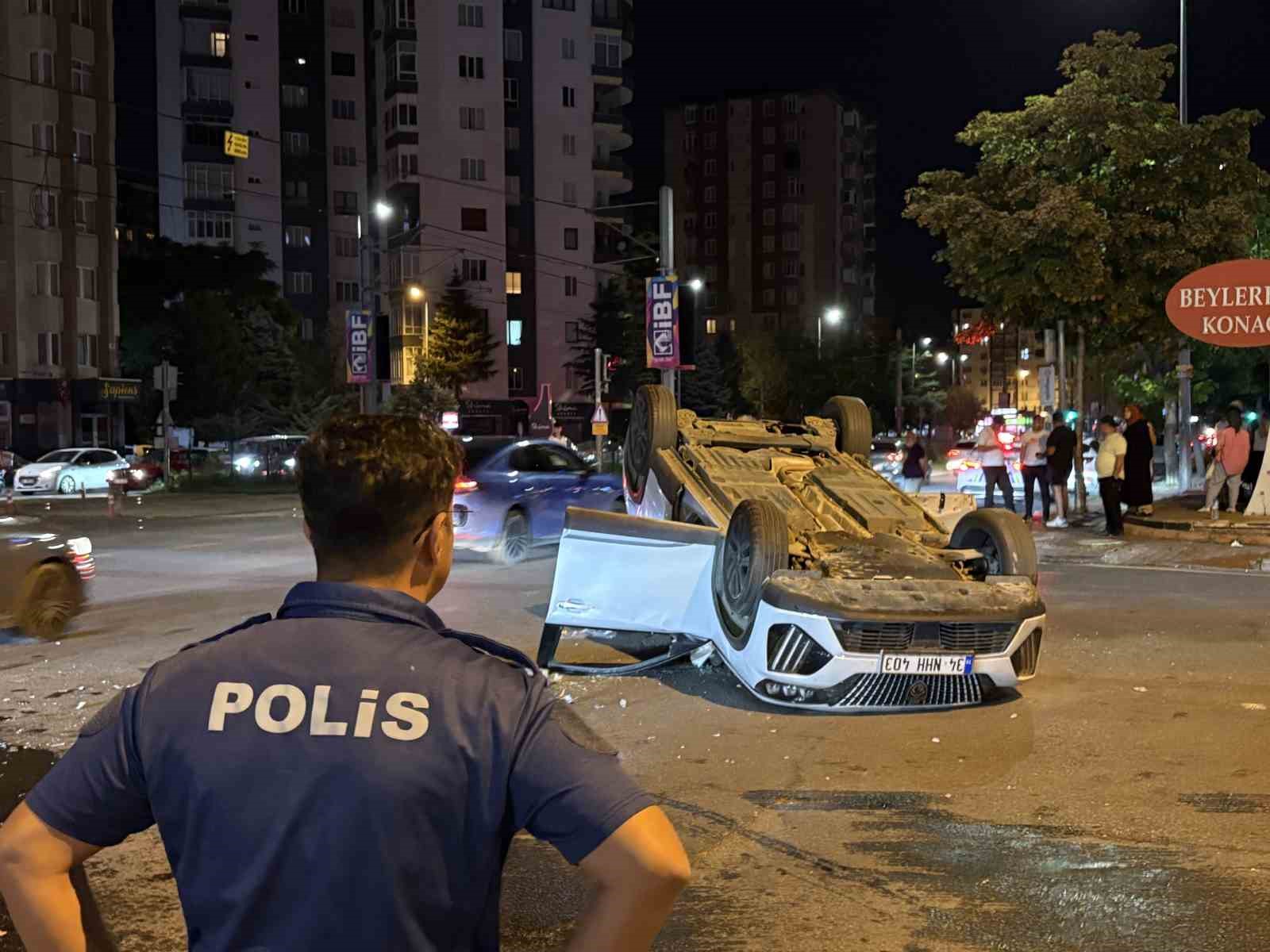 OTOMOBİLLE ÇARPIŞAN SUV ARAÇ TAKLA ATTI: 2 YARALI