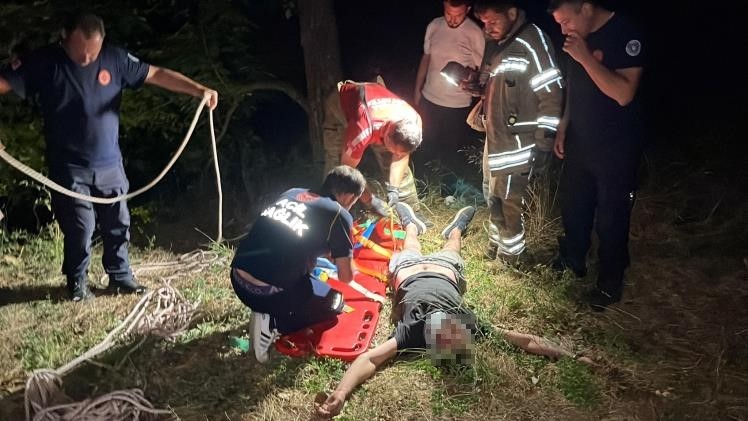 MANEVRA YAPARKEN UÇURUMDAN DÜŞTÜ: KURTARILMA ANLARI KAMERADA