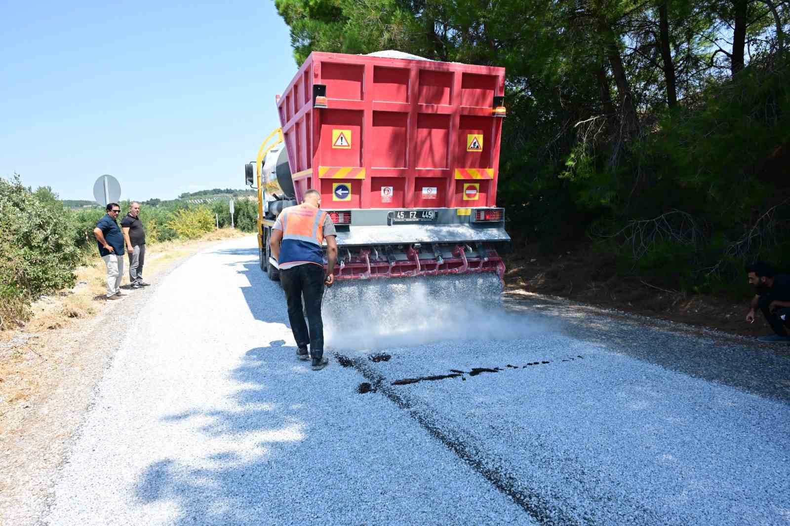 SOMA’DA MAHALLE YOLLARINA İKİNCİ KAT ASFALT ATILIYOR