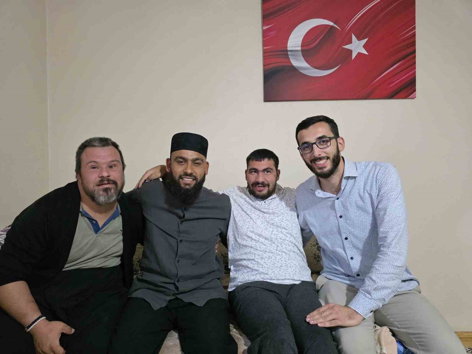 DOWN SENDROMLU SAVAŞ’IN EZAN SEVGİSİ FENOMEN CELAL KARATURE’Yİ FEKE’YE GETİRDİ