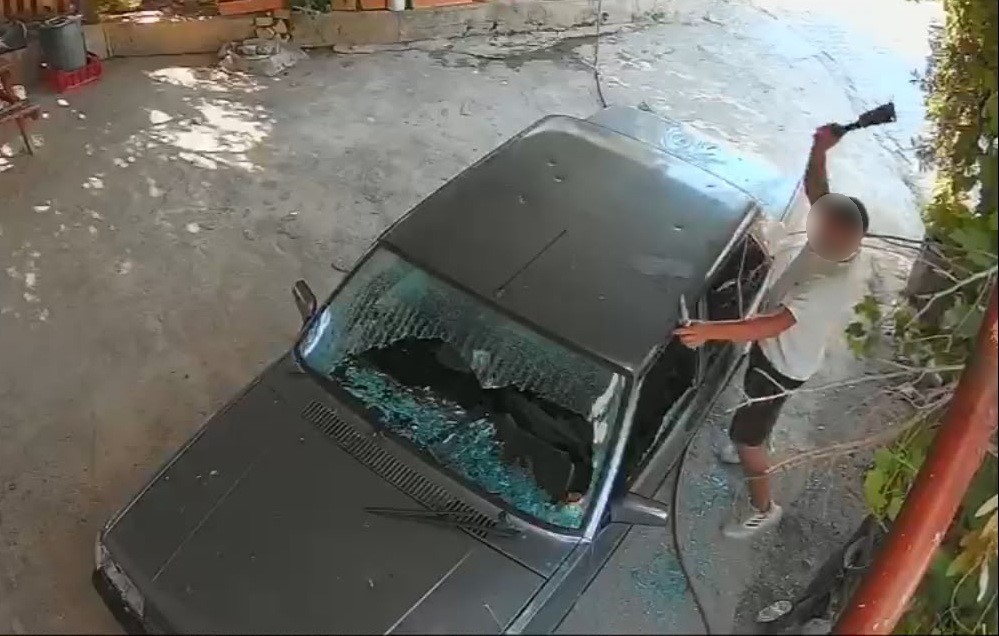 KADINA AİT OTOMOBİLE SATIR VE BIÇAKLA ZARAR VERDİ: O ANLAR KAMERADA