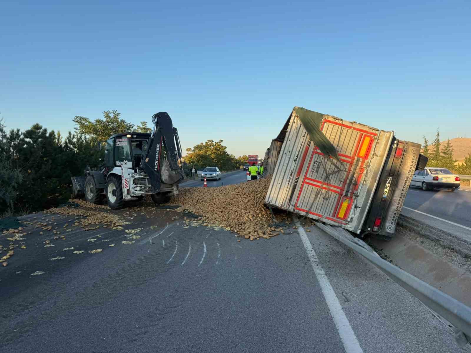 PATATES YÜKLÜ TIR DEVRİLDİ: 30 TON PATATES ZİYAN OLDU