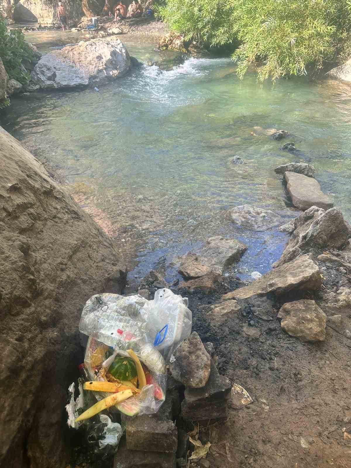 PİKNİK ALANINA BIRAKILAN ÇÖPLER VATANDAŞIN TEPKİSİNE YOL AÇTI