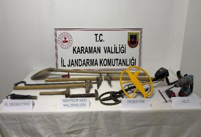 KARAMAN’DA TARİHİ ESER VE UYUŞTURUCU ELE GEÇİRİLDİ: ARANAN 7 KİŞİ TUTUKLANDI