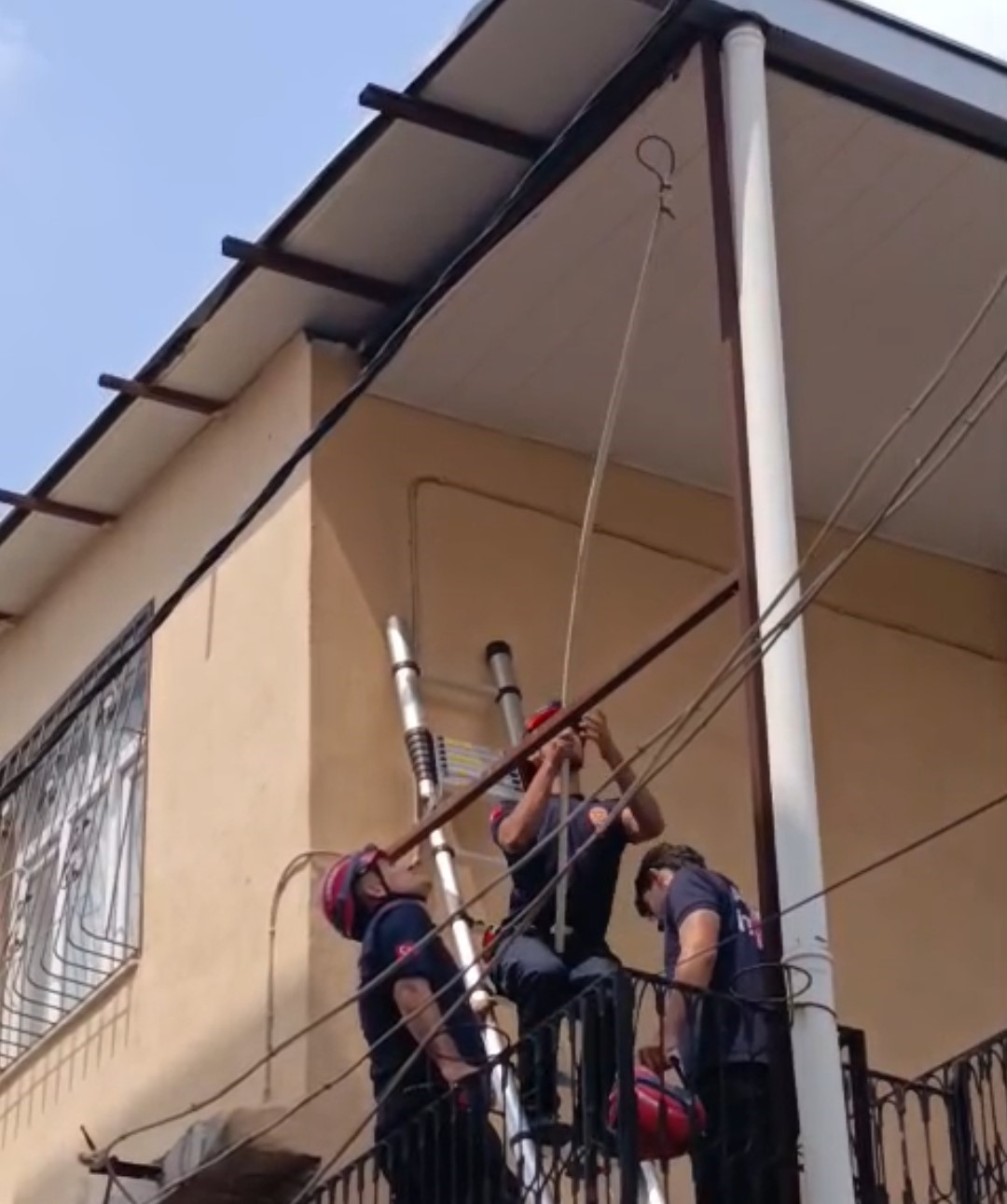 ADANA’DA TAVANA SIKIŞAN GÜVERCİNİ İTFAİYE KURTARDI