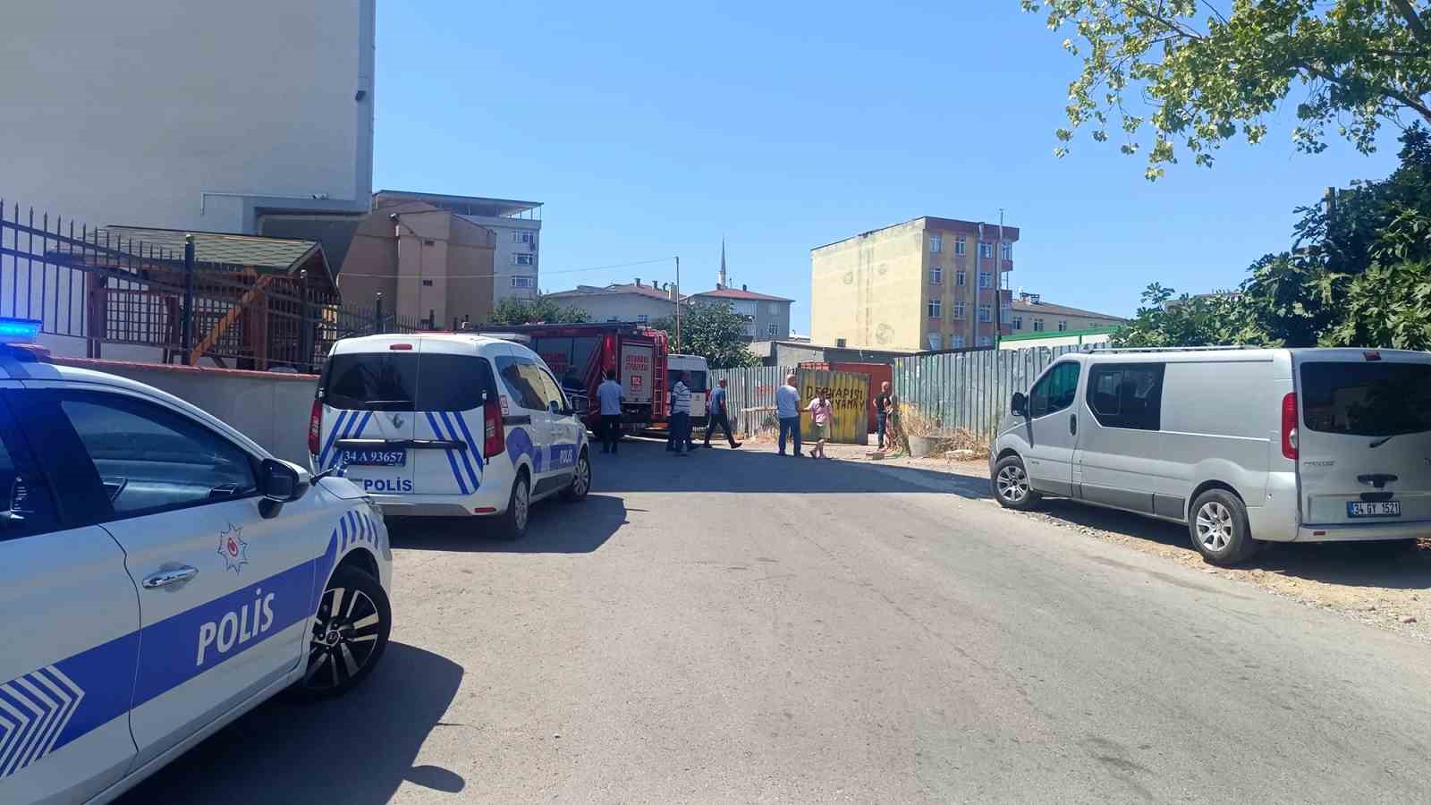 SULTANBEYLİ’DE ÇATIYI KALDIRMAYA ÇALIŞAN 2 İŞÇİ ALTINDA KALDI: 1’İ AĞIR YARALI