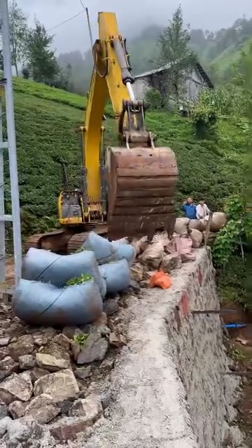 RİZE’DE İŞ MAKİNESİYLE ’ÇAY TAŞIMA OPERASYONU’