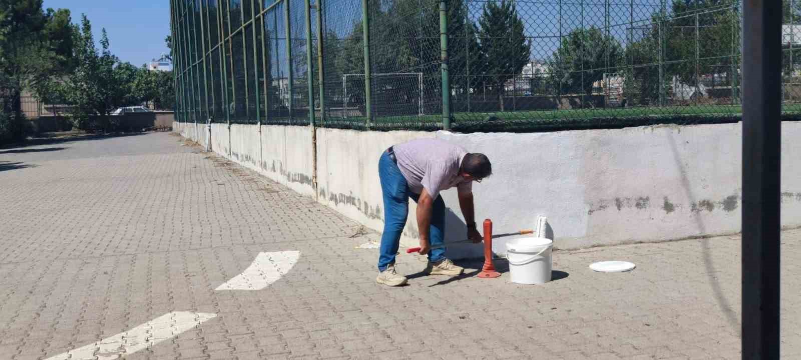 FATİH ANADOLU LİSESİ’NDE OKULUN BAKIM VE ONARIMI PERSONELİN EMEĞİYLE YAPILIYOR
