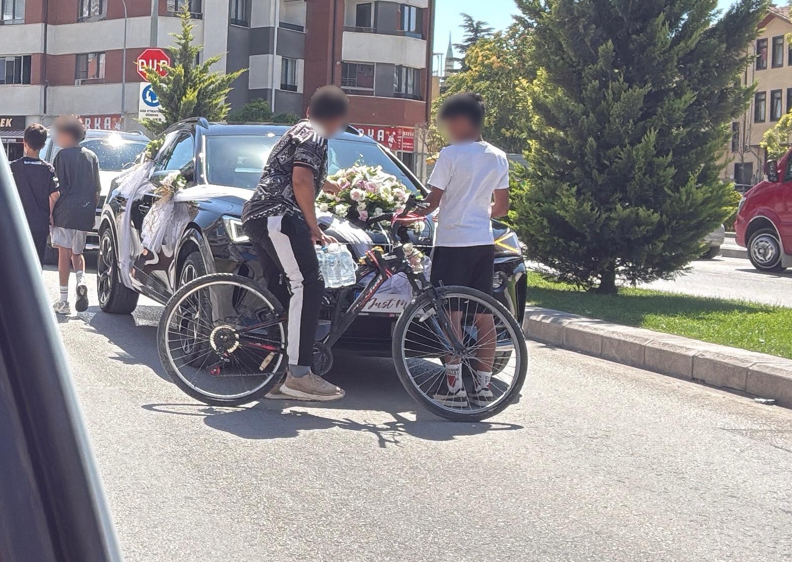 BAHŞİŞ ALMAK İÇİN HEM KENDİ CANLARINI HEM DE TRAFİĞİ TEHLİKEYE ATTILAR