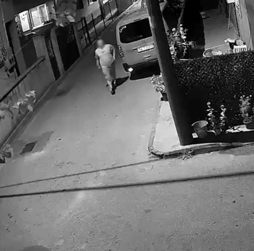 BOŞANMA AŞAMASINDAKİ EŞİNE ATEŞ AÇTI, OLAY YERİNDEN YÜRÜYEREK AYRILDI: O ANLAR KAMERADA