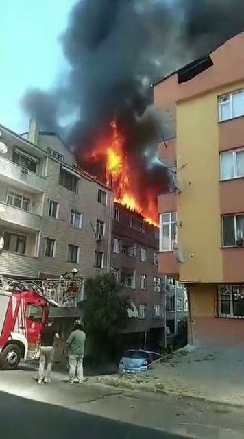 GAZİOSMANPAŞA ŞEMSİPAŞA MAHALLESİ’NDE 4 KATLI BİNANIN ÇATISINDA YANGIN ÇIKTI. ALEVLER YAN BİNAYA DA SIÇRADI. OLAY YERİNE ÇOK SAYIDA İTFAİYE EKİBİ SEVK EDİLDİ. EKİPLERİN YANGINA MÜDAHALESİ SÜRÜYOR.
