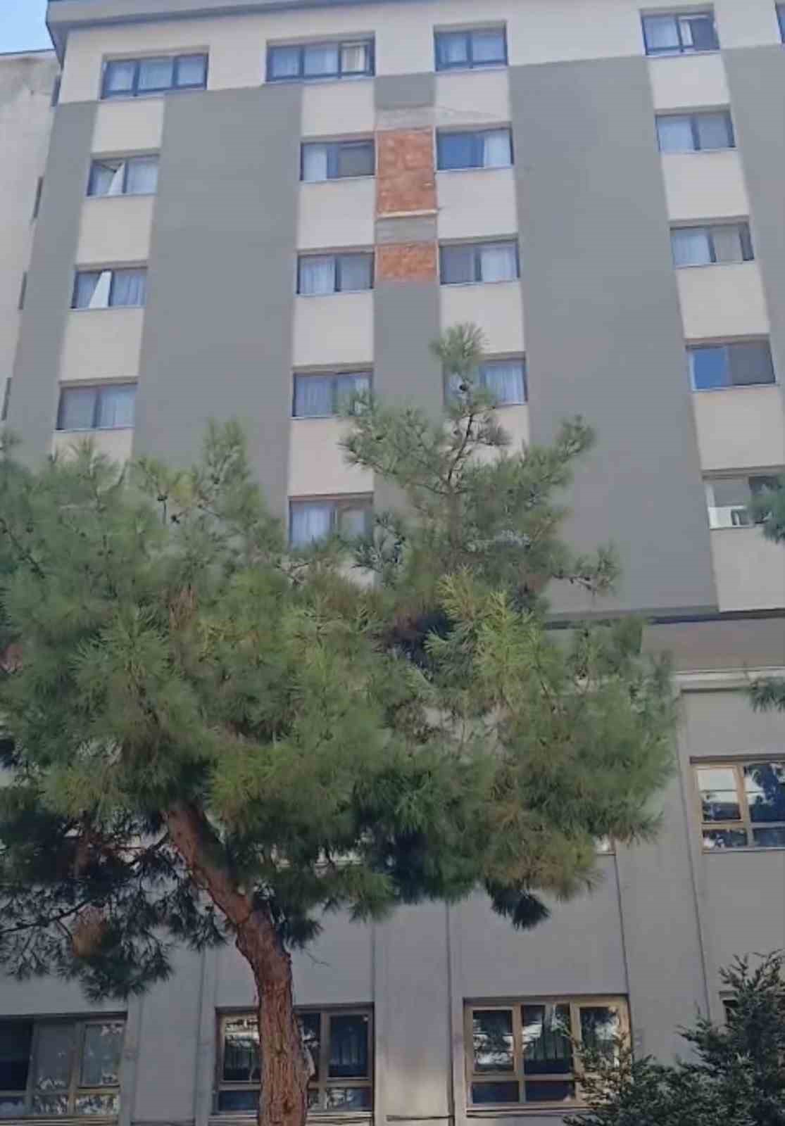 ÖĞRETMENEVİ DUVARINDAN KOPAN BETON PARÇALARI KORKUTTU