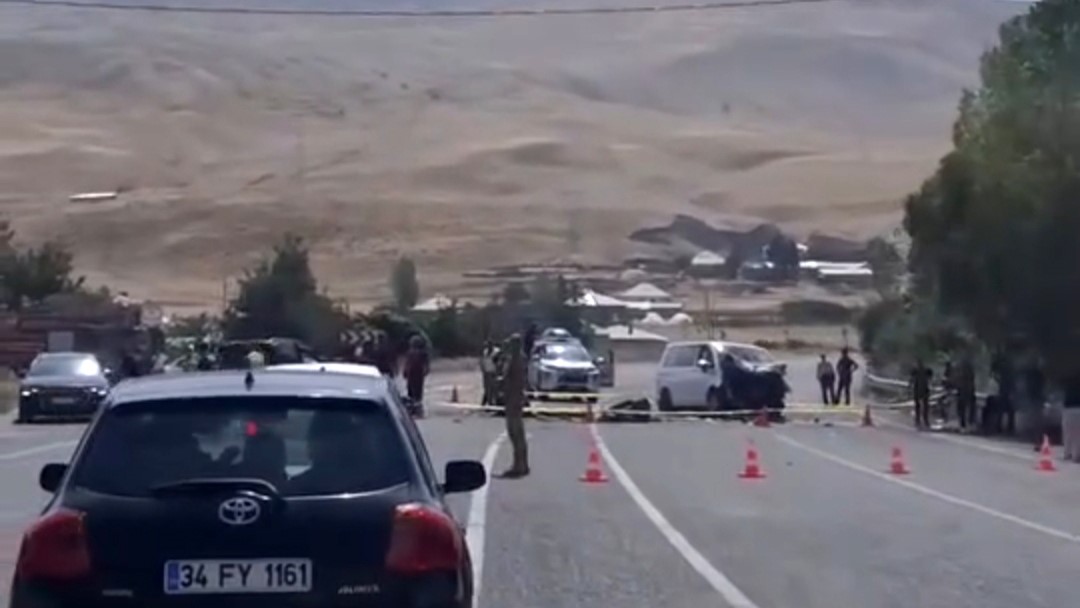 MURADİYE’DE ARAÇLAR KAFA KAFAYA ÇARPIŞTI: 2 ÖLÜ, 9 YARALI