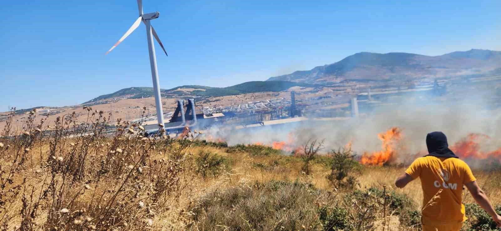 İZMİR ALİAĞA’DA FABRİKALAR BÖLGESİNDEKİ YANGIN KONTROL ALTINA ALINDI