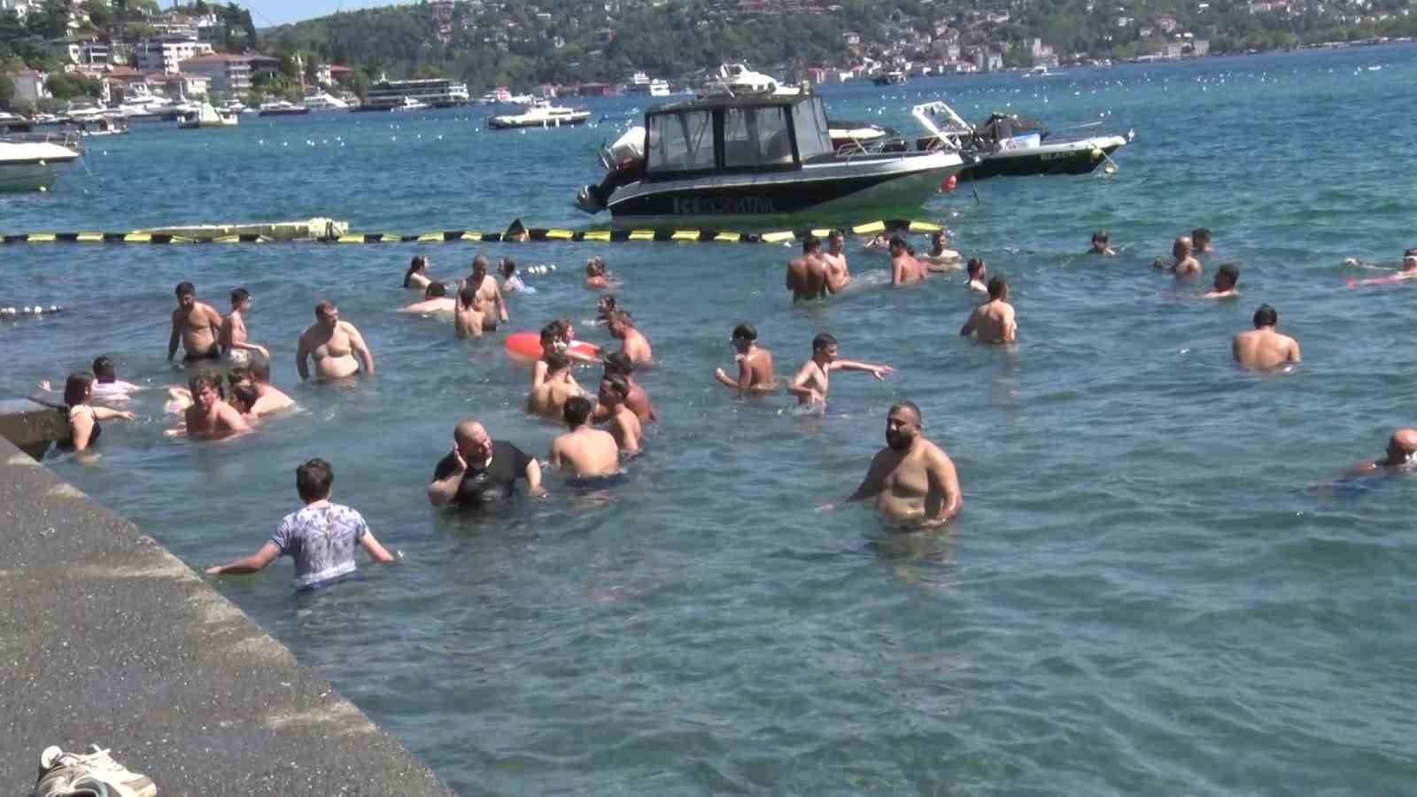 İSTANBUL’DA SICAK HAVA DALGASI BUNALTTI: VATANDAŞ KENDİNİ BOĞAZ’IN SERİN SULARINA BIRAKTI